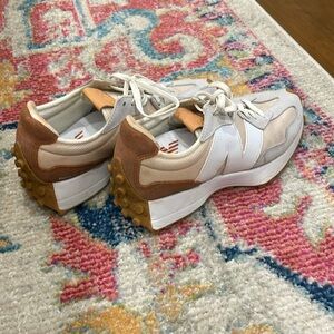 New Balance 327 size 8 like new